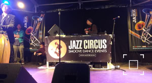 DJ Cassie 6 samen met Koen van den Broek op een Jazz Circus Collective Smoove Dance Event.