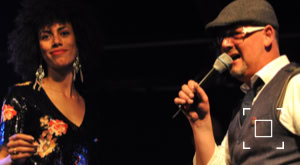 DJ Dominick als MC, samen met jazz zangeres Juliet July tijdens een optreden in Breda.