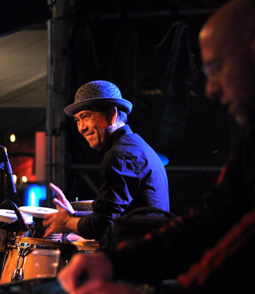 Koen van den Broek, percussionist bij het Jazz Circus Collective tijdens een live op treden.