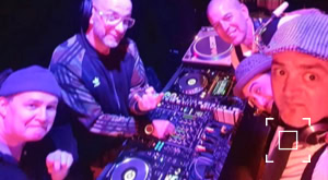 DJ Cassie 6 met DJ Dominick, DJ Ronny Hammond, percussionist Koen van den Broek en saxofonist Gebrand Brederveld.